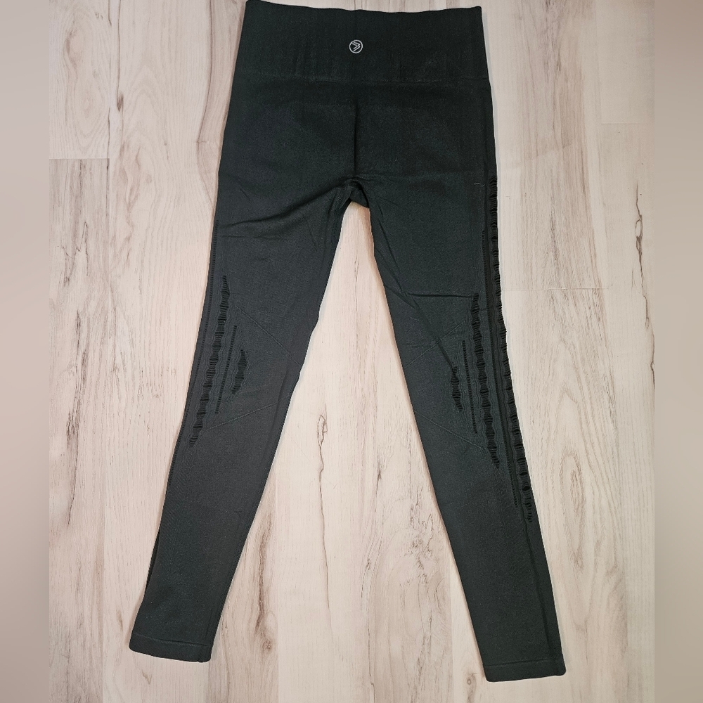 Savvi Seamless Textured High Rise Leggings 25” Inseam Size M/LG Cutout Design - Picture 9 of 9